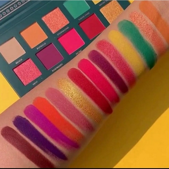 New Ace Beaute Nostalgia Eyeshadow Palette - Picture 3 of 4